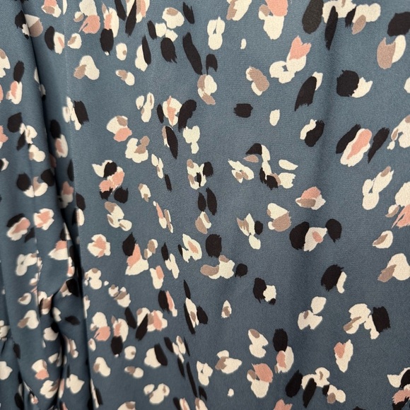 Collective Concepts Womens Long Sleeved Flowy Blouse with Abstract Pedal Design - Picture 5 of 6